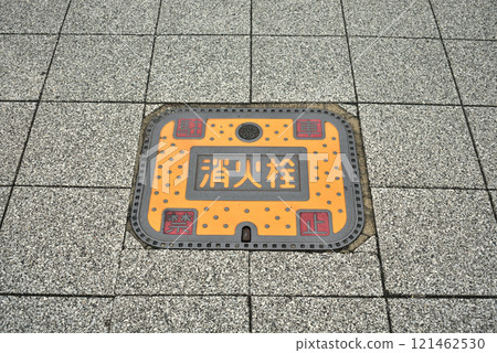 消防栓橙色井蓋和鋪好的人行道1 121462530