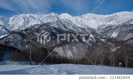 Winter in the Northern Alps: Blue skies and mountain ranges, Hakuba Village, Nagano Prefecture 121462644