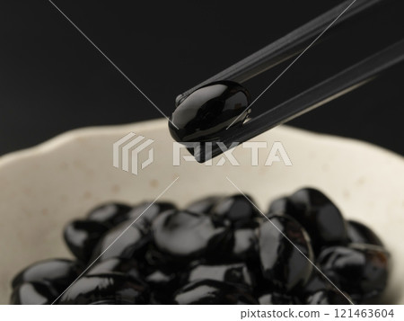 用筷子夾起黑豆 121463604