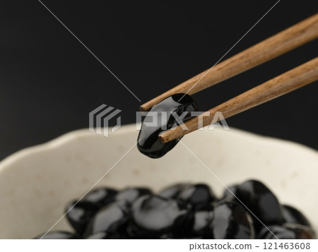 用筷子夾起黑豆 121463608