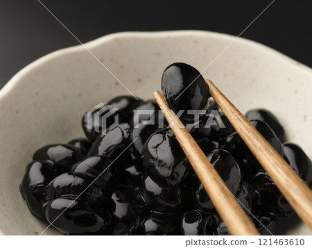 Pick up black beans with chopsticks 121463610