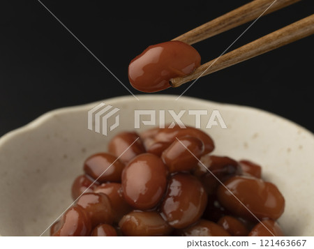 Boiled red kidney beans: Picking up the boiled beans with chopsticks Boiled red kidney beans: Picking up the boiled beans with chopsticks 121463667