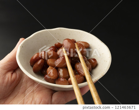 Boiled red kidney beans: Picking up the boiled beans with chopsticks 121463671