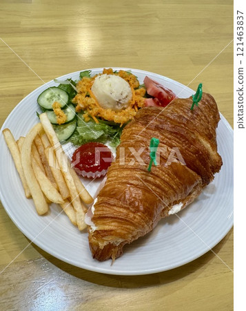 Croissant sandwich plate 121463837