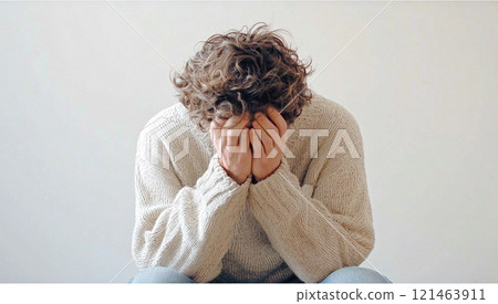 一個沮喪的人用手摀住臉 121463911