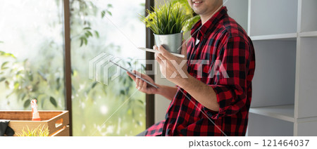 Digital Horticulturist Balancing Plant Pot and Tablet for Smart Gardening 121464037
