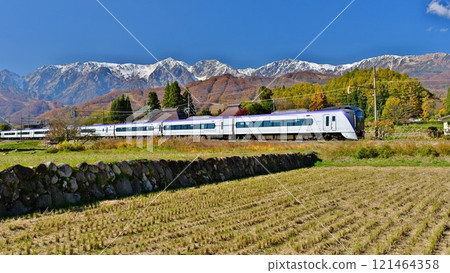 秋天的信州白馬村 從鄉村看到的大糸線梓 以白馬三山為背景奔跑 121464358