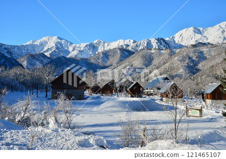 銀山平木屋和在新雪中閃閃發光的越後三山 121465107