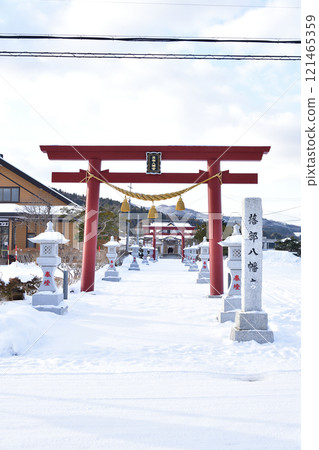 Photographing the scenery of Ochibe Hachimangu Shrine in Ochibe, Yakumo-cho, Hokkaido in winter 121465359