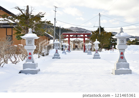 拍攝北海道八雲町落部洛部八幡宮境內的冬季風景 121465361
