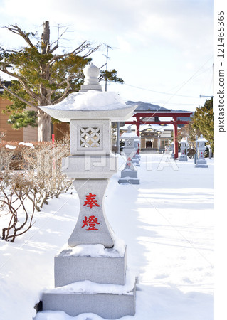 Photographing the scenery of Ochibe Hachimangu Shrine in Ochibe, Yakumo-cho, Hokkaido in winter 121465365