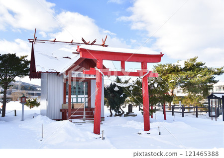 Photographing the scenery of Ochibe Hachimangu Shrine in Ochibe, Yakumo-cho, Hokkaido in winter 121465388