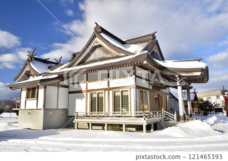Photographing the scenery of Ochibe Hachimangu Shrine in Ochibe, Yakumo-cho, Hokkaido in winter 121465393