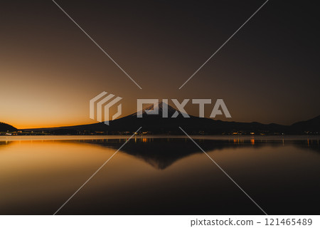 Golden sunrise over Mount Fuji Golden sunrise over Mount Fuji 121465489