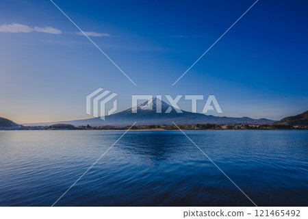 富士山倒映在藍天和湖面上的壯麗景色 121465492
