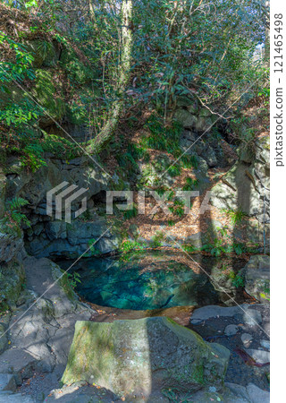 白絲瀑布的清澈泉水 121465498