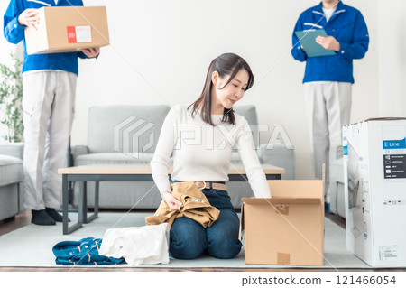 一位家庭主婦,即使到了收拾行李的時間,仍然在收拾箱子。 一位家庭主婦,即使到了收拾行李的時間,仍然在收拾箱子。 121466054