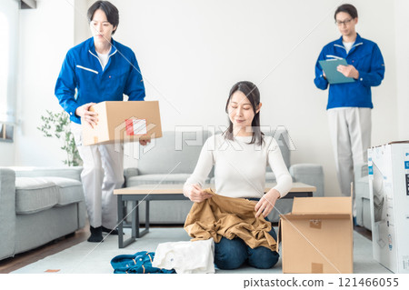 一位家庭主婦，即使到了收拾行李的時間，仍然在收拾箱子。 121466055