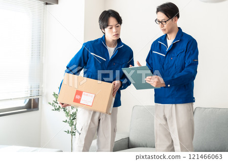 搬家公司員工和兼職工人指導包裝工作 121466063