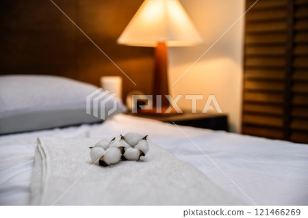 臥室床上的棉花花 臥室床上的棉花花 121466269