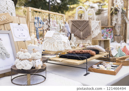 一位花邊藝術家在馬爾凱開設攤位的圖片 121466494