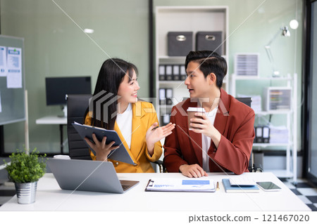 Portrait of success business people working together in office. Couple teamwork startup concept 121467020