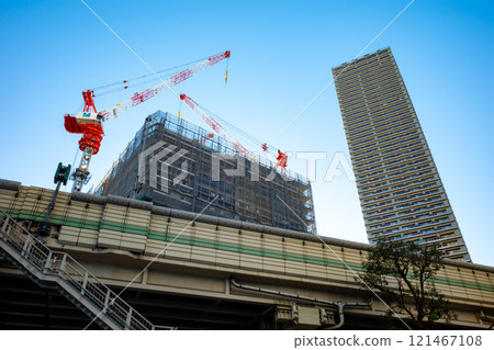 Tokyo Metropolitan Expressway and tower crane under construction 2024.11 b-1 121467108