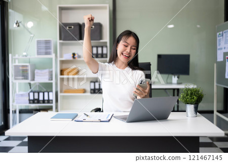 Asian business woman are delighted and happy with the work they do on their tablet, laptop 121467145
