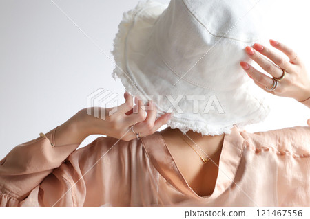 戴著帽子的女人 戴著帽子的女人 121467556