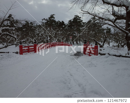 Snowy scenery of the cedar bridge_Hirosaki Castle 121467972