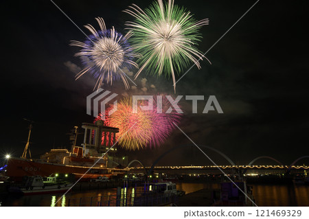 Fireworks and music performed together <ISOGAI Fireworks Theater, Nagoya Port> 121469329
