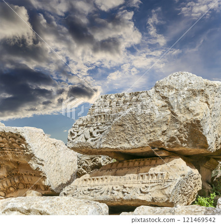 Roman ruins (against the background of a beautiful sky with clouds) in the Jordanian city of Jerash (Gerasa of Antiquity), capital and largest city of Jerash Governorate, Jordan 121469542