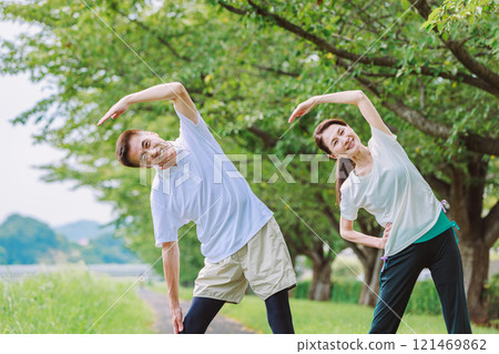 Senior couple preparing for gymnastics Senior couple preparing for gymnastics 121469862