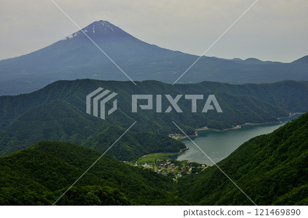 從禦坂山四嶽山頂眺望富士山和西湖 121469890