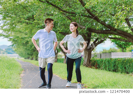 Senior couple doing gym 121470400