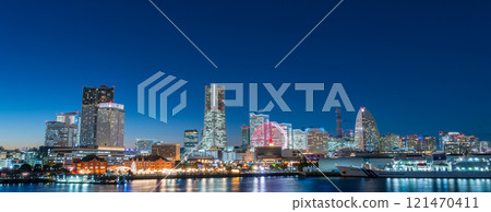 Panorama of the Minato Mirai night view from Osanbashi Pier in Kanagawa Prefecture 121470411