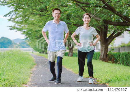 Senior couple doing gym 121470537