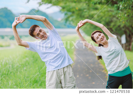 資深夫婦為體操做準備 121470538