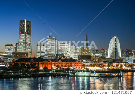 Night view of Yokohama Minato Mirai 121471097