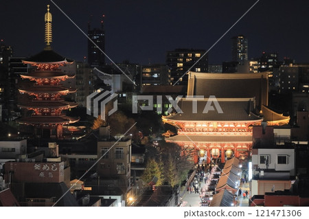 延伸至淺草寺本堂的仲見世通 淺草寺仲見世通夜景 延伸至淺草寺本堂的仲見世通 淺草寺仲見世通夜景 121471306