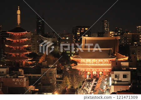 延伸至淺草寺本堂的仲見世通 淺草寺仲見世通夜景 延伸至淺草寺本堂的仲見世通 淺草寺仲見世通夜景 121471309