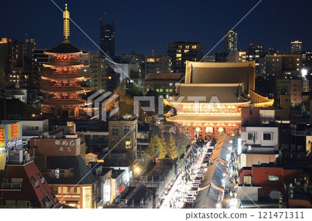 延伸至淺草寺本堂的仲見世通 淺草寺仲見世通夜景 延伸至淺草寺本堂的仲見世通 淺草寺仲見世通夜景 121471311
