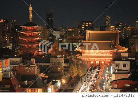延伸至淺草寺本堂的仲見世通 淺草寺仲見世通夜景 延伸至淺草寺本堂的仲見世通 淺草寺仲見世通夜景 121471312
