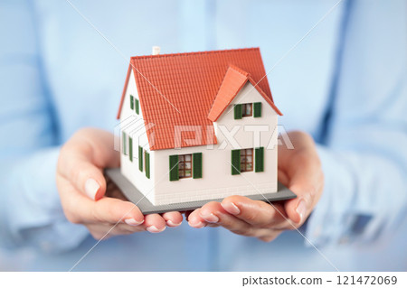 Toy house in hands Toy house in hands 121472069