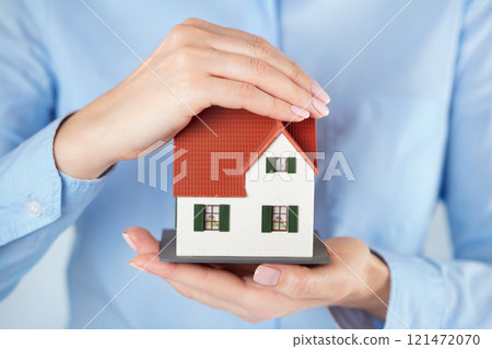 Toy house in hands Toy house in hands 121472070