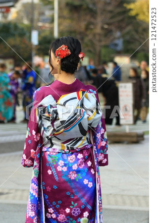Back view of a woman wearing a kimono, a woman wearing a furisode, a woman wearing formal attire for the first shrine visit of the year Back view of a woman wearing a kimono, a woman wearing a furisode, a woman wearing formal attire for the first shrine visit of the year 121472523