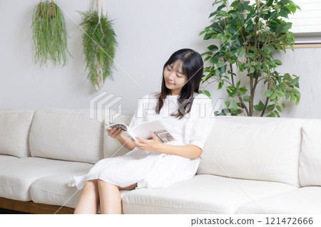 讀書的一位小姐在沙發 讀書的一位小姐在沙發 121472666
