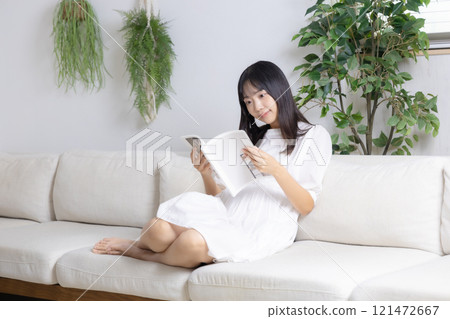 讀書的一位小姐在沙發 讀書的一位小姐在沙發 121472667