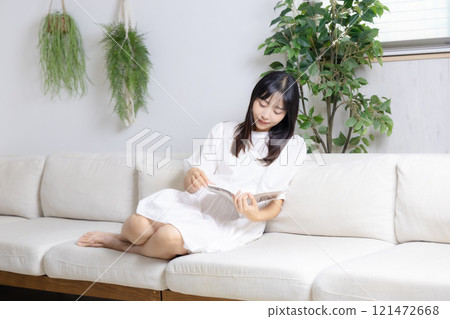 讀書的一位小姐在沙發 讀書的一位小姐在沙發 121472668