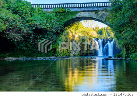 鹿兒島縣姶良市秋季金山大橋和板泰瀑布 121473162